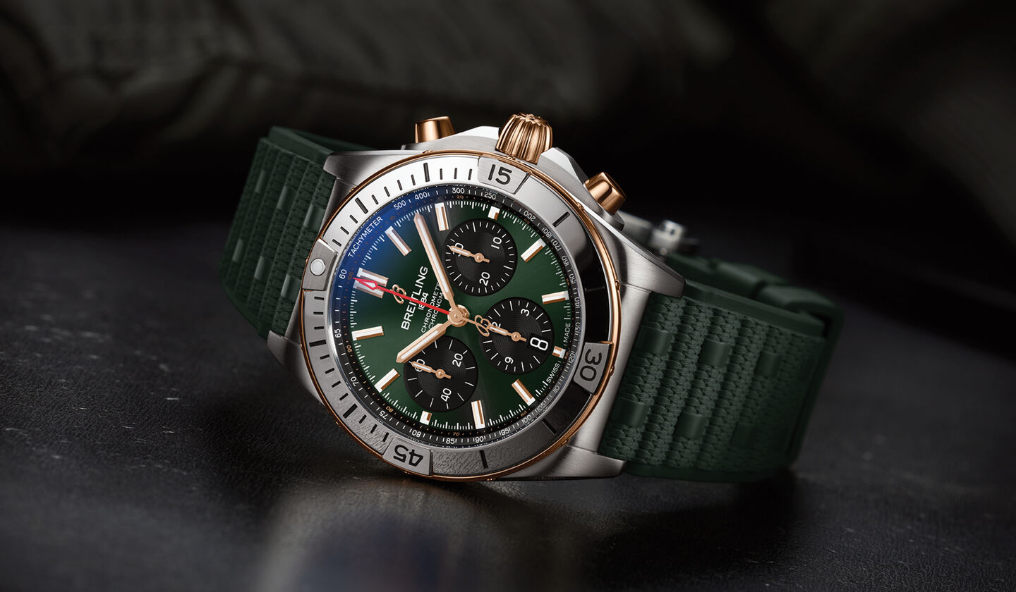 Montre Breitling Chronomat sur un fond noir.